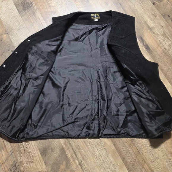 Men's Black Wyoming Traders Vest - Picture 5 of 6